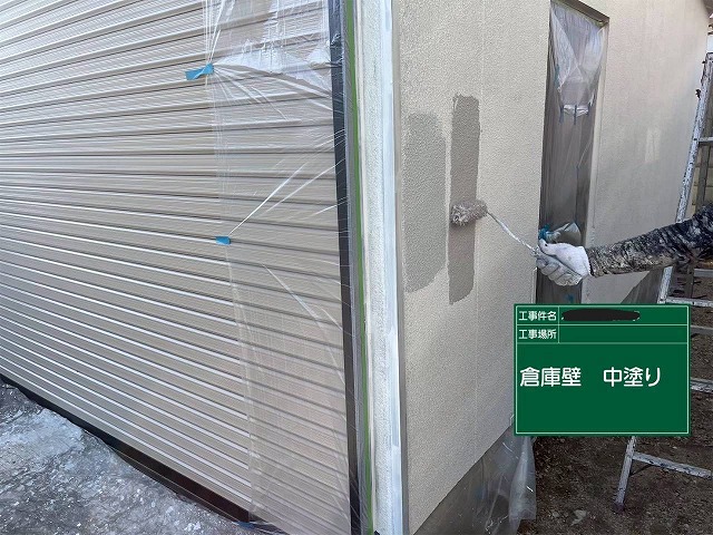 明石市　倉庫壁の中塗り施工